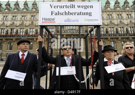 Les manifestants, lors d'une manifestation à l'occasion du premier anniversaire de l'effondrement de la banque d'investissement Lehman Brothers à Hambourg, Allemagne, 15 septembre 2009. Dans plusieurs villes allemandes des centaines d'investisseurs voué a exigé l'annulation de leurs contrats d'achat pour Lehman certificats par l'intermédiaire des banques allemandes. Certificats de Lehman était devenu presque sans valeur suite à l'effondrement o Banque D'Images