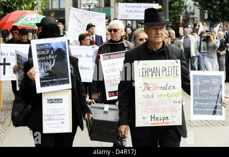 Les manifestants, lors d'une manifestation à l'occasion du premier anniversaire de l'effondrement de la banque d'investissement Lehman Brothers à Hambourg, Allemagne, 15 septembre 2009. Dans plusieurs villes allemandes des centaines d'investisseurs voué a exigé l'annulation de leurs contrats d'achat pour Lehman certificats par l'intermédiaire des banques allemandes. Certificats de Lehman était devenu presque sans valeur suite à l'effondrement o Banque D'Images