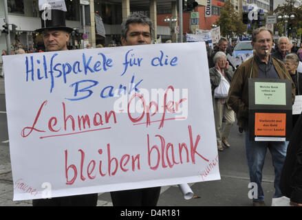 Les manifestants, lors d'une manifestation à l'occasion du premier anniversaire de l'effondrement de la banque d'investissement Lehman Brothers à Francfort-sur-Main, Allemagne, 15 septembre 2009. Les investisseurs ont exigé des centaines de condamnés de la reprise de leurs contrats d'achat de certificats pour Lehman, qui était devenu presque sans valeur suite à l'effondrement de la banque le 15 septembre 2008. Photo : BORIS ROESSLER Banque D'Images