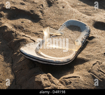 Échoués ou flipflop thong sur une plage Banque D'Images