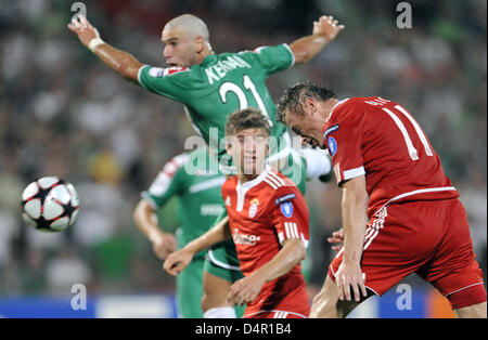 Haïfa ?s Dekel Keinan et Munich ?s Thomas Mueller (L) et Ivica Olic (R) lutte pour la balle à Ramat Gan Stadium à Tel Aviv, Israël le 15 septembre 2009. Le Bayern Munich a remporté le match 3-0. Photo : Andreas Gebert Banque D'Images