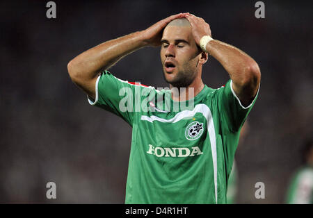 Haïfa ?s Dekel Keinan gestes durant l'UEFA Champions League groupe A match Maccabi Haïfa FC vs FC Bayern Munich à Ramat Gan stadium à Tel Aviv, Israël, le 15 septembre 2009. Le Bayern Munich a battu Haïfa 3-0. Photo : Andreas Gebert Banque D'Images