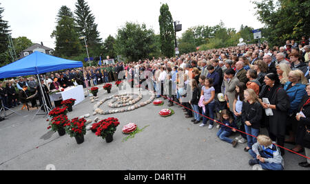 De nombreuses personnes participent à un service œcuménique pour Dominik Brunner près de la gare où Brunner a été brutalement battu à mort le 12 septembre 2009 à Munich, Allemagne, 16 septembre 2009. Le ministère public ?s Bureau enquête sur le cas d'un meurtre. Photo : PETER KNEFFEL Banque D'Images