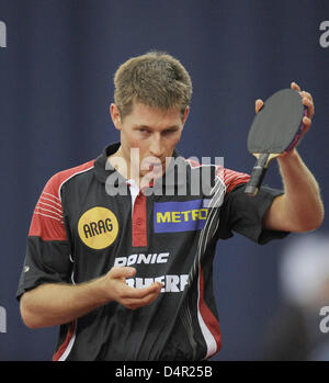 L'allemand Bastian Steger sert la balle vers le bulgare Yordanov durant la hommes ?s des célibataires la concurrence à l'Européenne 2009 Championnats de Tennis de Table à Stuttgart, Allemagne, 17 septembre 2009. Photo : MARIJAN MURAT Banque D'Images