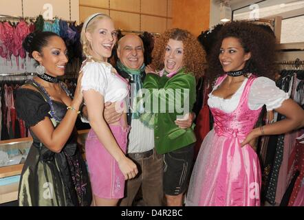 (L-R) Jessica Wahls, Sandy Moelling, Lucy Diakowska et Nadja Benaissa du groupe de pop allemand No Angels sourire dans dirndls par Angermaier 2011 avec la boutique ?s manager Axel Munz (C) à Munich, Allemagne, 18 septembre 2009. Les quatre chanteurs choisir leur robe pour la 176ème Oktoberfest, le plus grand festival de musique folklorique. Photo : Felix Hoerhager Banque D'Images