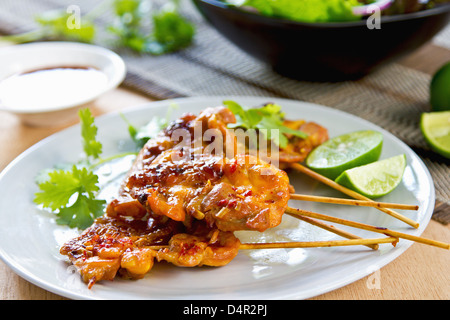 Poulet grillé avec de la sauce chili thaï et salade Banque D'Images