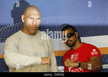 Heavyweight Champion WBA russe Nikolay Valuev (L) et son concurrent britannique David Haye (R) posent à Nuremberg, Allemagne, 22 septembre 2009. Haye Valuev mettra au défi pour le titre le 07 novembre 2009 à Nuremberg. Photo : DANIEL KARMANN Banque D'Images