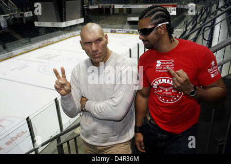 Heavyweight Champion WBA russe Nikolay Valuev (L) et son concurrent britannique David Haye (R) posent à Nuremberg, Allemagne, 22 septembre 2009. Haye Valuev mettra au défi pour le titre le 07 novembre 2009 à Nuremberg. Photo : DANIEL KARMANN Banque D'Images