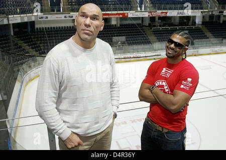 Heavyweight Champion WBA russe Nikolay Valuev (L) et son concurrent britannique David Haye (R) posent à Nuremberg, Allemagne, 22 septembre 2009. Haye Valuev mettra au défi pour le titre le 07 novembre 2009 à Nuremberg. Photo : DANIEL KARMANN Banque D'Images