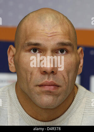 Heavyweight Champion WBA russe Nikolay Valuev photographié lors d'une conférence de presse à Nuremberg, Allemagne, 22 septembre 2009. Concurrent britannique David Haye Valuev mettra au défi pour le titre le 07 novembre 2009 à Nuremberg. Photo : DANIEL KARMANN Banque D'Images