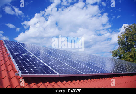 Des panneaux solaires sur le toit d'une maison individuelle maison d'habitation à Mirow, Mecklenburg-Vorpommern, Allemagne, 13 août 2009. Photo : Wolfram Steinberg Banque D'Images