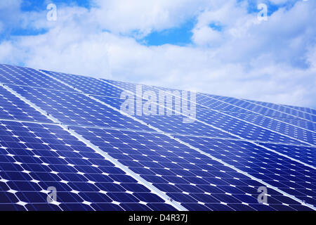 Des panneaux solaires sur le toit d'une maison individuelle maison d'habitation à Mirow, Mecklenburg-Vorpommern, Allemagne, 13 août 2009. Photo : Wolfram Steinberg Banque D'Images