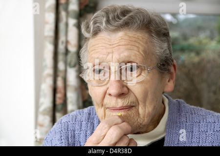 Femme âgée de prendre un comprimé (nitrofurantoin macrodantin antibiotiques) Banque D'Images