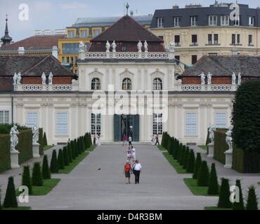 Les touristes en face de la partie inférieure de Belvédère à Vienne, Autriche, 07 août 2009. Autour de 1700, le Prince Eugène avait ordonné Lukas von Hildebrandt de construire deux résidences d'été. La vie réelle pourrait être trouvée à la basse tandis que le belvédère Belvédère supérieur n'a qu'une fonction de représentation. Le maître à l'horticulture a été Dominique Girard qui a conçu un jardin en terrasses avec s Banque D'Images