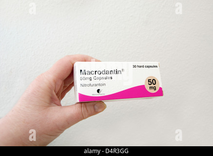 Femme holidng un pack de Macrodantin Nitrofurantoin capsules antibiotiques (antibiotiques) Banque D'Images