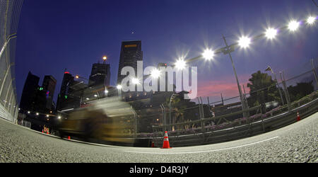 Les lecteurs d'un chariot élévateur à la Marina Bay Street Circuit avant le Grand Prix de Singapour, le 23 septembre 2009. Le Grand Prix de Singapour sera le 27 septembre. Photo : Jan Woitas Banque D'Images