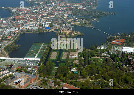 La vue aérienne montre le palais Schwerin et le domaine de la German Federal Garden Show 2009 (BuGa) au lac de Schwerin de Schwerin, Allemagne, 23 avril 2009. La BuGa 2009 aura lieu du 23 avril au 11 octobre 2009 sous la devise "Sever gardens en plein milieu ?. Photo : euroluftbild.de - BLOQUÉ POUR BILDFUNK Banque D'Images