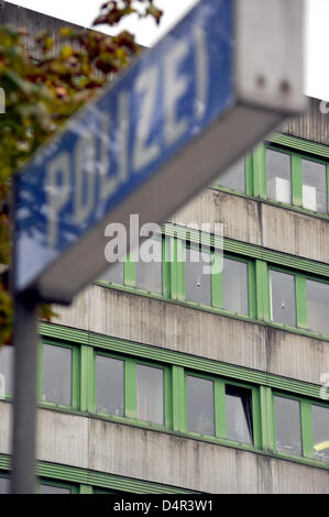 Trous de balle peut être vu dans les fenêtres du poste de police à Passau, Allemagne, 25 septembre 2009. Un policier a été grièvement blessé dans une fusillade à la station sur le même jour. Un homme avait arraché l'agent ?s arme de service au cours d'une dispute et lui a tiré dans la tête. Il a pris en otage et l'homme blessé lui-même enchâssé dans la cour du poste de police. Seulement peu de lat Banque D'Images