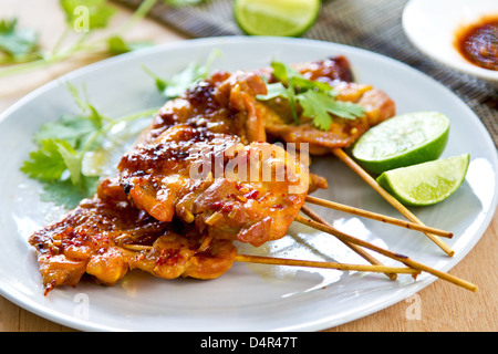 Poulet grillé avec de la sauce chili thaï et salade Banque D'Images