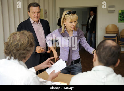 L'ancien chancelier allemand Gerhard Schroeder (L) et son épouse Doris Schroeder-Koepf (C) avec le vote à l'élection fédérale à Hanovre, Allemagne, le 27 septembre 2009. Photo : HOLGER HOLLEMANN Banque D'Images