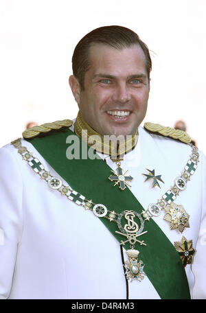 Le Prince Charles-Philippe d'Orléans, duc d'Anjou, dans son uniforme de chevaliers de Malte, après l'église mariage du Prince Henri d ?Orléans et princesse espagnole Micaela Palacio Cousiño Quinones de Leon à Arcangues près de Biarritz dans le pays Basque, France, 26 septembre 2009. Le mariage a été activé après le pape Benoît XVI a annulé Henri ?s premier mariage avec Marie Thérèse de Wurtemberg. T Banque D'Images