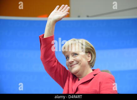 Angela Merkel, chancelière allemande et présidente de l'Union chrétienne-démocrate CDU vagues durant une élection partie à ?Konrad-Adenauer-Haus ? À Berlin, Allemagne, le 27 septembre 2009. Photo : Marcus Brandt Banque D'Images