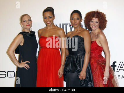 (L-R) Sandy Moelling, Nadja Benaissa, Jessica Wahls et Lucy Diakowska allemand de pop ?Non Anges ? Arriver à l'amfAR's événement inaugural au Milan Fashion Week de Milan, Italie, 28 septembre 2009. Photo : Hubert Boesl Banque D'Images