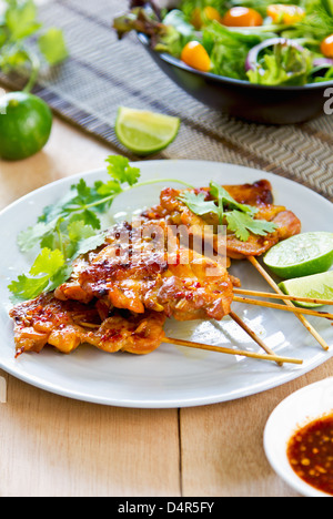 Poulet grillé avec de la sauce chili thaï et salade Banque D'Images