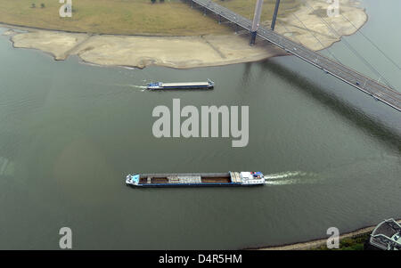 La vue depuis le Rhinetower sur le Rhin avec de l'eau très bas à Duesseldorf, Allemagne, 30 septembre 2009. Les navires peuvent uniquement charger moins cargo en raison du faible de l'eau. Photo : Achim Scheidemann Banque D'Images