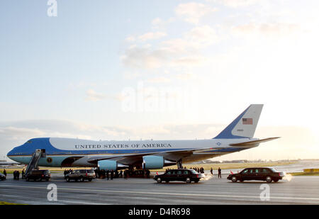 Air Force One arrive à l'aéroport de Copenhague, Danemark, 02 octobre 2009. La Première Dame et le président Obama ont été à Copenhague pour tenir des discours sur l ?s de Chicago pour accueillir les Jeux Olympiques de 2016. Le Comité International Olympique (CIO) se prononceront sur la ville hôte des Jeux de 2016 le 02 octobre 2009 à Chicago, Madrid, Tokyo et Rio de Janeiro s'appliquant à la 30e étape Olym Banque D'Images