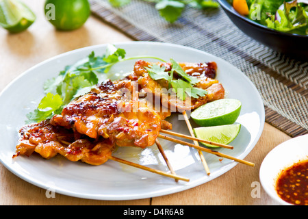 Poulet grillé avec de la sauce chili thaï et salade Banque D'Images