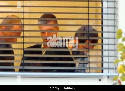 Un homme barbu (R) est menotté dans une chambre de la Cour Fédérale de Justice (BGH) à Karlsruhe, Allemagne, 02 octobre 2009. Le Bureau du Procureur fédéral a un présumé réseau de la terreur d'al-Qaïda arrêtés le 01 octobre. Adnan C., 24 ans, de nationalité turque et allemande, a comparu devant la Cour fédérale juge d ?s le 02 octobre. Photo : ULI DECK Banque D'Images