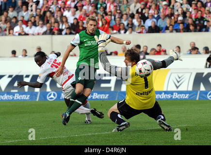 Bremen ?s Aaron Hunt (M) marque le deuxième but pour Brême lors de la Bundesliga match vs VfB Stuttgart Werder Brême à Mercedes-Benz-Arena Stadium à Stuttgart, Allemagne, 04 octobre 2009. Sur le droit Stuttgart ?s gardien de but Jens Lehmann, sur la gauche Stuttgart ?s Arthur Boka. PHOTO : BERND WEISSBROD (ATTENTION : EMBARGO SUR LES CONDITIONS ! Le LDF permet la poursuite de l'utilisation des Banque D'Images