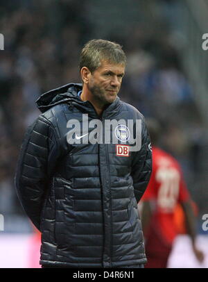 Berlin ?s coach Friedhelm Funkel photographié à la ligne de côté au cours de la Bundesliga match vs Hertha Berlin Hambourg SV à l'Olympiastadion (stade Olympique) à Berlin, Allemagne, 04 octobre 2009. PHOTO : ALINA NOVOPASHINA (ATTENTION : EMBARGO SUR LES CONDITIONS ! Le LDF permet la poursuite de l'utilisation des images dans l'IPTV, les services mobiles et autres technologies nouvelles au plus tôt deux heures Banque D'Images