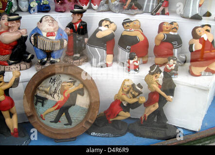 (Afp) un fichier photo en date du 01 février 2009 tango ffigurines capture dans la fenêtre d'affichage d'une boutique de souvenirs à Buenos Aires, Argentine. Photo : Rolf Haid Banque D'Images