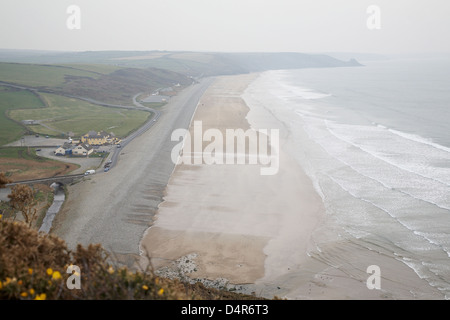 Plage Newgale prises du sentier côtier du Pembrokeshire sur une journée avec Mars hivernal le duc d'Édimbourg pub sur la gauche. Banque D'Images