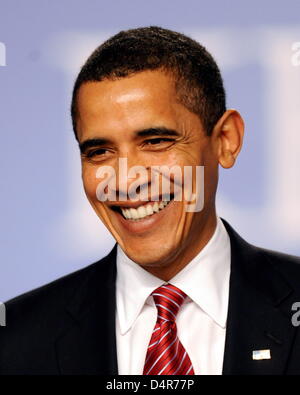 (Fichier)- Ce fichier photo datée du 04 avril 2009 montre le président américain Barack Obama lors d'une conférence de presse au sommet de l'OTAN à Strasbourg, France. Cette année ?s Prix Nobel de la paix sera décerné à Barack Obama, le comité Nobel a divulgué à Oslo le 09 octobre 2009. Photo : BERND WEISSBROD Banque D'Images