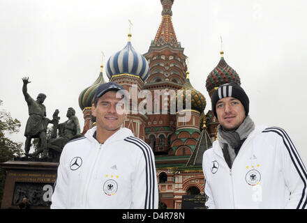 L'Allemagne d'internationaux Mario Gomez (L) et Christian Gentner (R) faire un tour à Moscou, Russie, 09 octobre 2009. L'équipe nationale de football allemande se prépare pour un tournoi de qualification de la Coupe du Monde de la FIFA 2010 contre la Russie qui se tiendra sur le gazon synthétique au stade Luzhniki à Moscou le 10 octobre 2009. Photo : ACHIM SCHEIDEMANN Banque D'Images