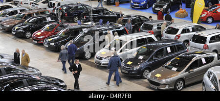 Le 105e voiture de seconde main Baden du Sud sur le marché des composés des salon à Freiburg, Allemagne, 10 octobre 2009. Les marchands de voiture utilisés sont sceptiques quant à l'élaboration de leur marché après l'Allemagne ?s national car de déchirage a expiré. Photo : Patrick Seeger Banque D'Images