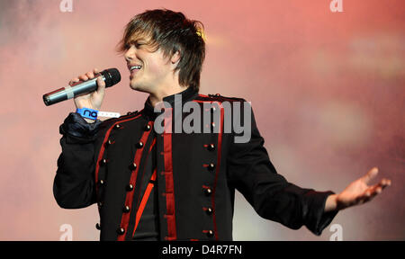 La chanteuse suisse Patric Scott effectue au cours de la jeunesse européenne vous juste à Berlin, Allemagne, 10 octobre 2009. Les organisateurs espèrent attirer quelque 170.000 jeunes visiteurs du salon doté d''montre dans les sports, le mode de vie et l'éducation. Photo : Britta Pedersen Banque D'Images