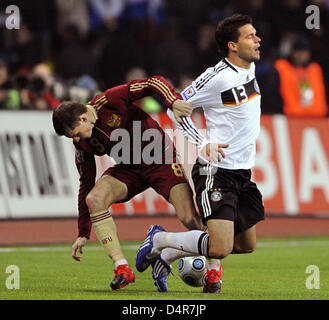 L ?Allemagne Michael Ballack (R) et de la Russie, Igor Semshov rivalisent pour la balle pendant la Coupe du Monde 2010, Groupe 4 de la Russie contre l'Allemagne au qualificatif du stade Luzhniki de Moscou, Russie, 10 octobre 2009. L'Allemagne a gagné 1-0. Photo : Marcus Brandt Banque D'Images