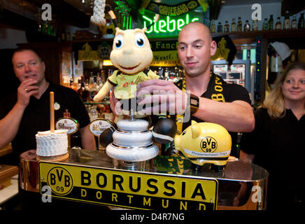 Dennis Falk d ?fan club 1995 Suedlohn ? Pour la Bundesliga allemande club Borussia Dortmund met mascot ?Emma ? Retour sur son siège ordinaire sur le robinet dans un pub à Suedlohn, Allemagne, 10 octobre 2009. L'abeille était ?détourné ? Par pilotes néerlandais à partir d'un pub à Suedlohn l'année dernière et a voyagé à travers le monde. Photo : Friso Gentsch Banque D'Images