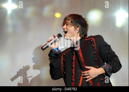 La chanteuse suisse Patric Scott effectue au cours de la jeunesse européenne vous juste à Berlin, Allemagne, 10 octobre 2009. Les organisateurs espèrent attirer quelque 170.000 jeunes visiteurs du salon doté d''montre dans les sports, le mode de vie et l'éducation. Photo : Britta Pedersen Banque D'Images