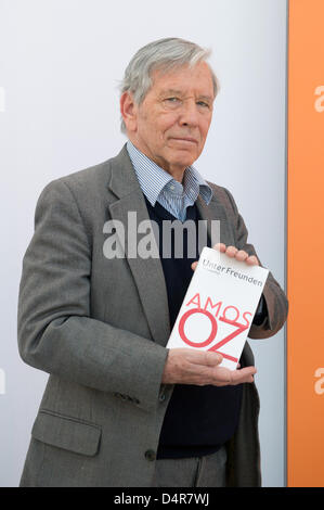 L'écrivain israélien Amos Oz présente son nouveau livre "Entre Amis" à la Foire du livre de Leipzig à Leipzig, Allemagne, 14 mars 2013. Photo : Marc N.r.i.t. Banque D'Images