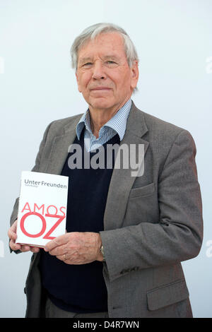 L'écrivain israélien Amos Oz présente son nouveau livre "Entre Amis" à la Foire du livre de Leipzig à Leipzig, Allemagne, 14 mars 2013. Photo : Marc N.r.i.t. Banque D'Images