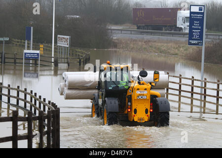 Météo France 18.03.13 inondation à l'hippodrome de Huntingdon Cambridgeshire, ce matin, comme d'un JCB l'eau profonde par le biais de batailles à livrer pour le tapis course hotel. Pic : Paul Marriott Photography Banque D'Images