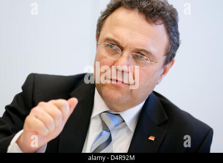 Le ministre de l'Intérieur allemand Hans-Peter Friedrich (CSU) prend la parole lors d'une conférence de presse aux journalistes de l'agence de presse allemande Deutsche Presse-Agentur dpa à Berlin, Allemagne, le 13 mars 2013. Photo : Kay Nietfeld Banque D'Images