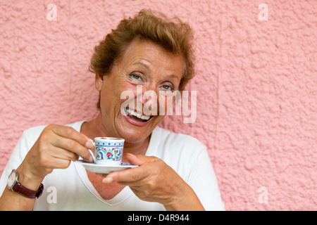Dame plus âgée de boire son café turc et dons. caféinées Banque D'Images