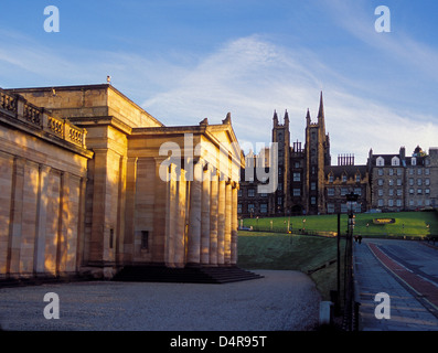 Piliers de la National Gallery of Scotland en lumière du soir avec bâtiment de l'assemblée nationale sur la butte Banque D'Images