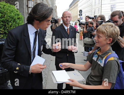 Baptiste Giabiconi, nouveau modèle de découverte de l'Allemand Karl Lagerfeld, créateur de mode à Berlin, Allemagne, 23 juillet 2009. Photo : Jens Kalaene Banque D'Images